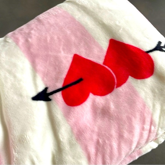 BRAND NEW Victoria’s Secret Cozy Plush Blanket, 50x60” - Picture 3 of 5